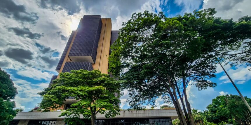 Juros médios cobrados pelos bancos chegam a 43,7% ao ano em fevereiro