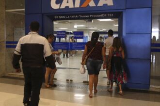Caixa libera abono salarial para nascidos em maio e junho