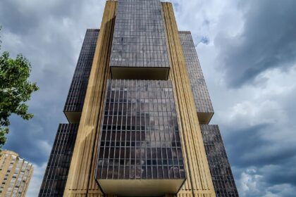 Copom eleva juros básicos da economia para 15% ao ano