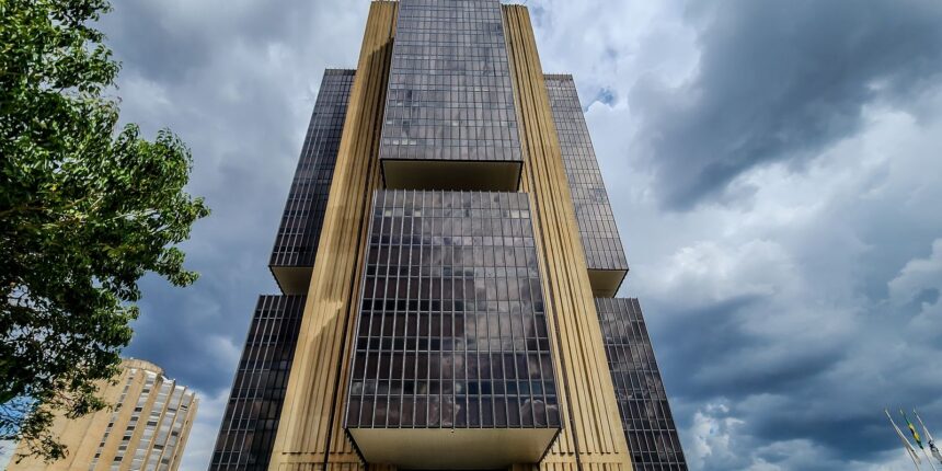 Copom eleva juros básicos da economia para 15% ao ano