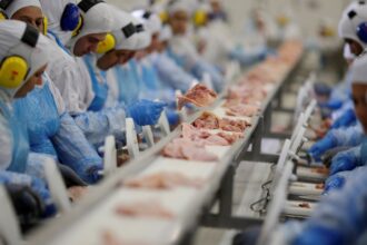 Indústria criou mais de 910 mil empregos em quatro anos, aponta IBGE