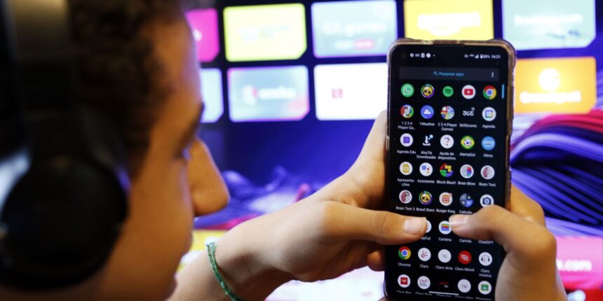 Plataformas não podem ser "terra sem lei", defende Moraes