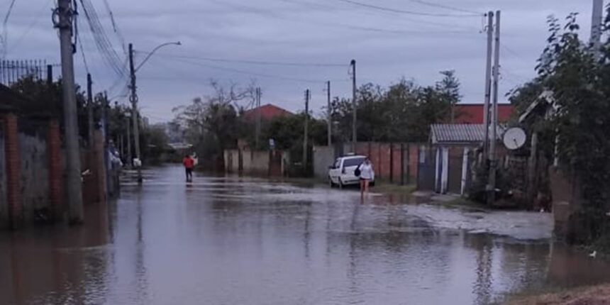 Vulnerável a cheias, ilha de Porto Alegre é atingida por chuvas