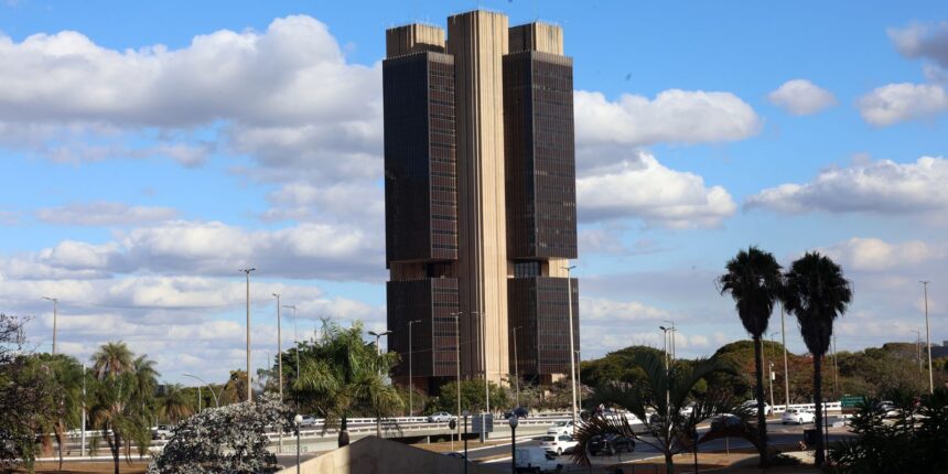 Copom mantém juros básicos da economia em 15% ao ano