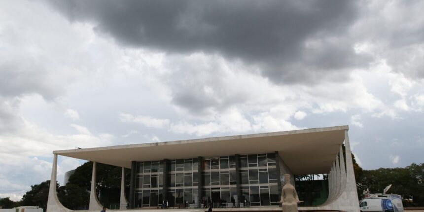 Moraes proíbe que réu militar da ativa deponha de farda sobre golpe