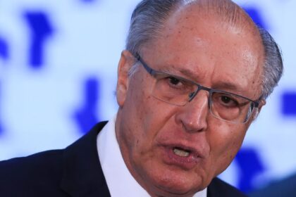 Falha em avião adia retorno de Alckmin ao Brasil