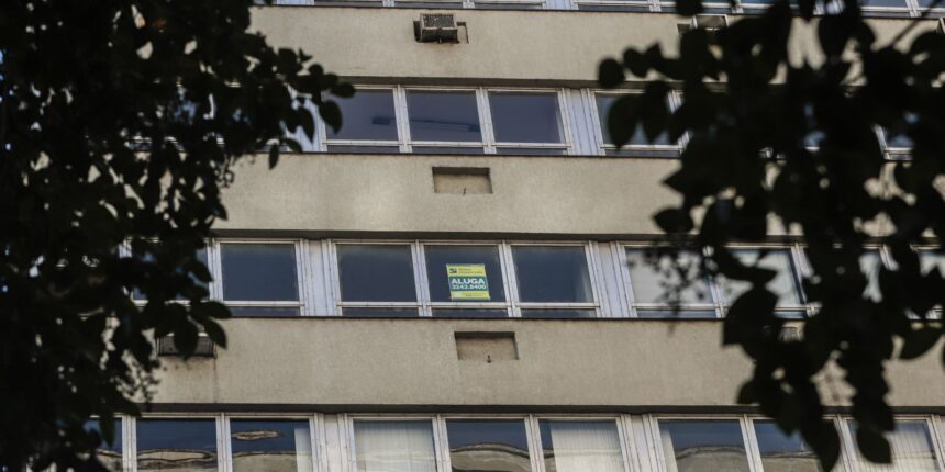 Parcela de famílias que pagam aluguel sobe 25% em 8 anos, mostra IBGE