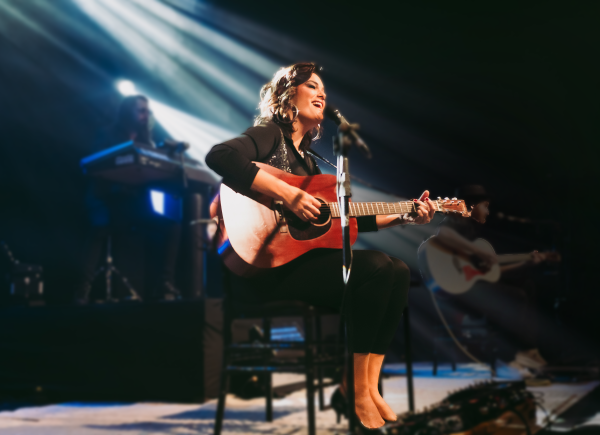 Daniela Firme apresenta show solo com repertório marcante e estreia