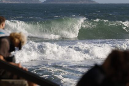 Guarda-vidas buscam casal que desapareceu na Praia do Leme