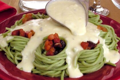 Macarrão de forno recheado com bacon e molho de queijo
