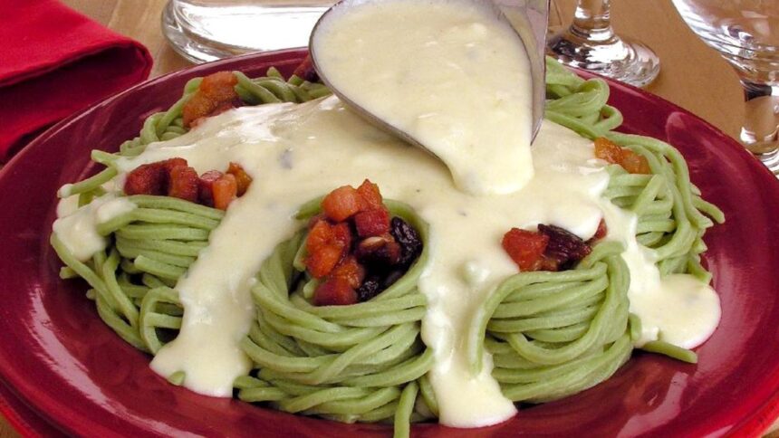 Macarrão de forno recheado com bacon e molho de queijo