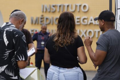 Famílias se cadastram para reconhecer corpos no IML do Rio