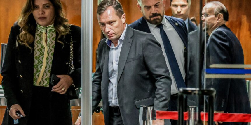 Trama golpista: Defesa de Mauro Cid pede ao STF extinção da pena