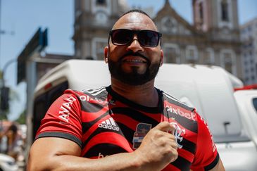 Fernando Frazão/Agência Brasil Rio de Janeiro (RJ), 30/11/2025 - Eusébio Carlos André Vicente, torcedor do Flamengo, comemora título da Copa Libertadores, no centro da cidade. Foto: Fernando Frazão/Agência Brasil
