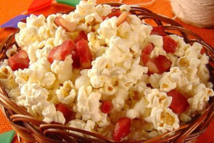 Pipoca com bacon e linguiça