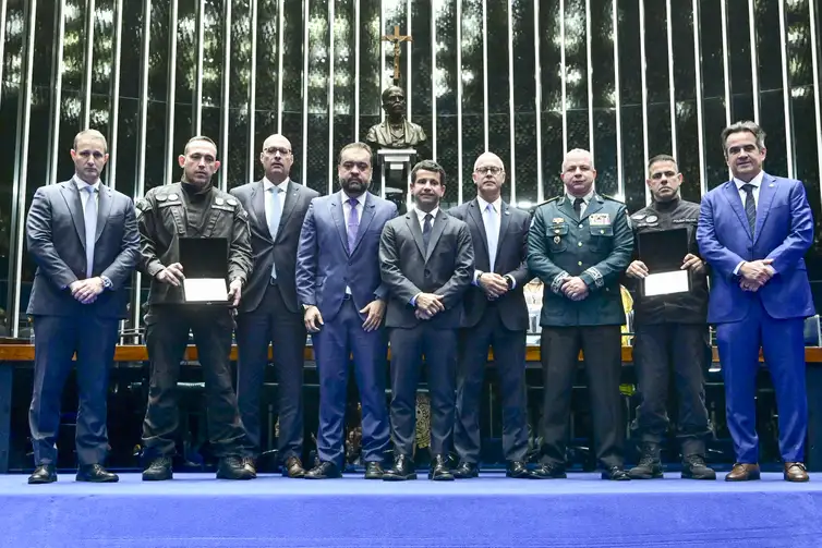 Geraldo Magela/Agência Senado Sessão Solene do Congresso Nacional destinada a homenagear o Governo do Estado do Rio de Janeiro, a Polícia Civil, a Polícia Militar e os policiais mortos e baleados na Operação Contenção.
Entrega de Placa de homenagem pela bravura e pelos esforços empenhados na preservação da ordem pública e da incolumidade do povo brasileiro.
Participam:
governador do Estado do Rio de Janeiro, Cláudio Castro;
secretário de Polícia Militar do Estado do Rio de Janeiro, coronel Marcelo de Menezes Nogueira;
secretário de Estado de Segurança Pública do Governo do Rio de Janeiro, Victor Cesar Carvalho dos Santos;
secretário de Polícia Civil do Estado do Rio de Janeiro, delegado Felipe Lobato Curi;
comandante do Batalhão de Operações Policiais Especiais da Polícia Militar do Estado do Rio de Janeiro (Bope), tenente-coronel Marcelo Corbage;
coordenador de Recursos Especiais da Polícia Civil do Estado do Rio de Janeiro (Core), delegado Fabrício Oliveira;
secretário de Estado de Segurança Pública do Governo do Distrito Federal, Sandro Torres Avelar.
requerente e presidente desta sessão, Ciro Nogueira (PP-PI).
Foto: Geraldo Magela/Agência Senado