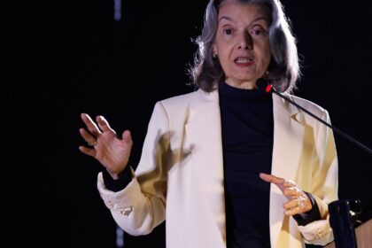 Carmén Lúcia: "ditadura é como erva daninha que precisa ser cortada"