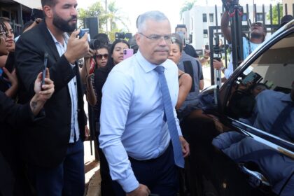 Defesa de Bolsonaro diz que tornozeleira humilha e nega plano de fuga