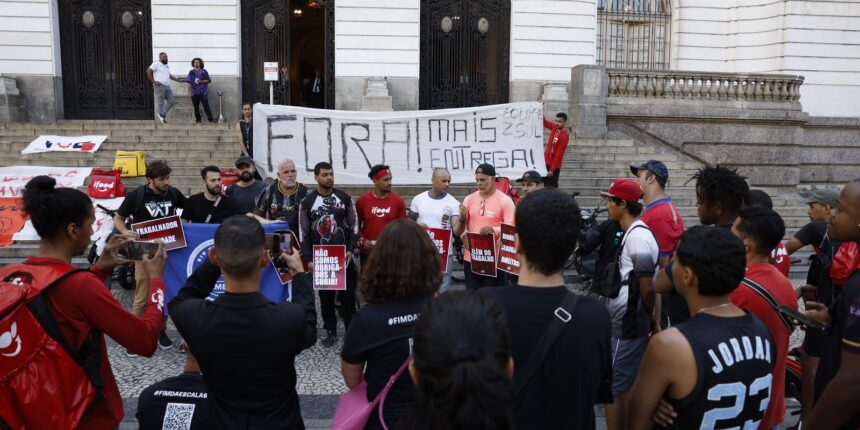 Entregadores protestam contra modalidade nova de trabalho do iFood