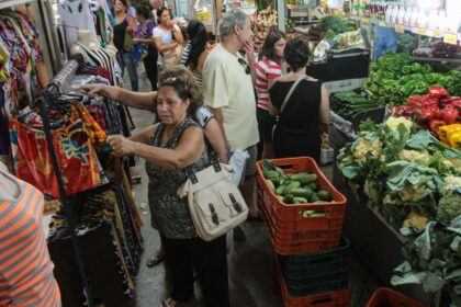 INPC recua para 0,03% em outubro e acumula 4,49% em 12 meses