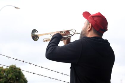 Manifestantes favoráveis e contrários a Bolsonaro fazem atos na PF