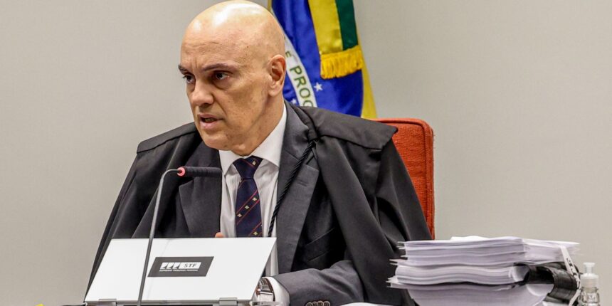 Moraes manda comunicar TSE sobre inelegibilidade de Bolsonaro