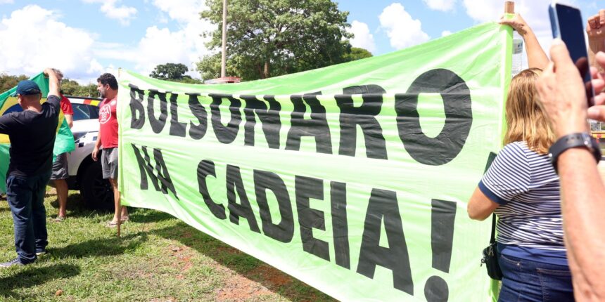 Saiba os crimes cometidos por Bolsonaro e 6 aliados na trama golpista