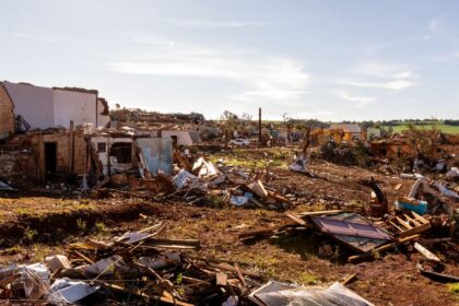 Saúde instala consultórios móveis em cidade devastada por tornado