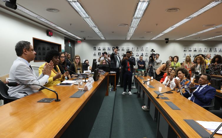 Lula Marques/Agência Brasil. Brasília 03/12/2025 A Comissão Especial da Câmara aprovou a proposta de emenda à Constituição que cria o Fundo Nacional da Igualdade Racial (PEC 027/2024). O relator do texto é o deputado Orlando Silva. Foto Lula Marques/Agência Brasil