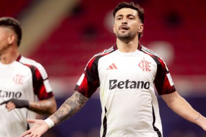 Arrascaeta brilha e Flamengo avança à semi da Copa Intercontinental