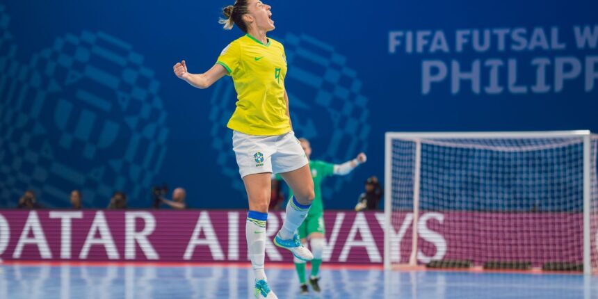 Brasil goleia e avança para semi da Copa do Mundo de futsal