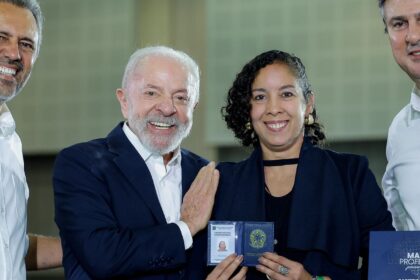 Carteira Docente é documento que valoriza profissão, diz professora