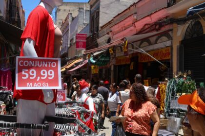 Comércio popular do Rio tem movimentação intensa às vésperas do Natal