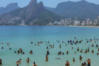 Corpo de piloto do avião que caiu em Copacabana é resgatado