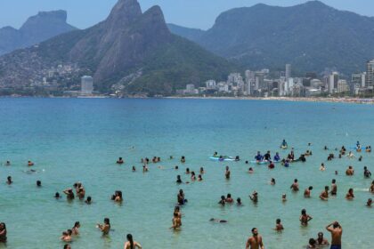 Corpo de piloto do avião que caiu em Copacabana é resgatado