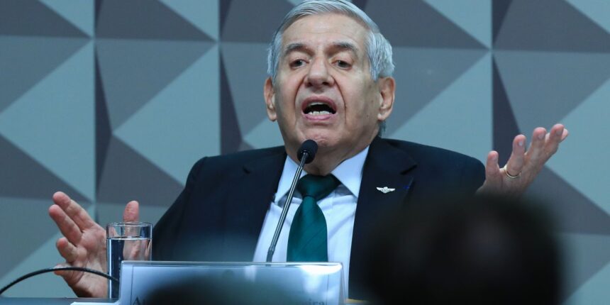 Heleno deixa cela no Comando Militar para cumprir prisão domiciliar