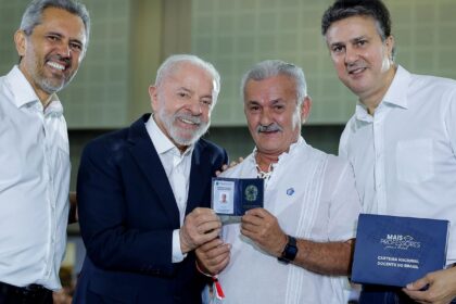 Lula entrega carteiras de docente a professores do Ceará