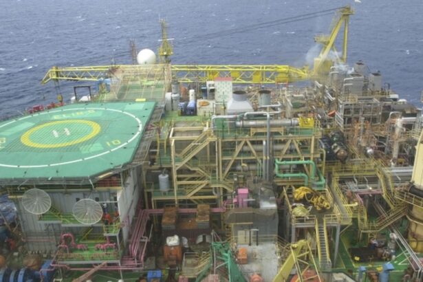 Mesmo com vazamento sanado, plataforma da Petrobras segue sem produção
