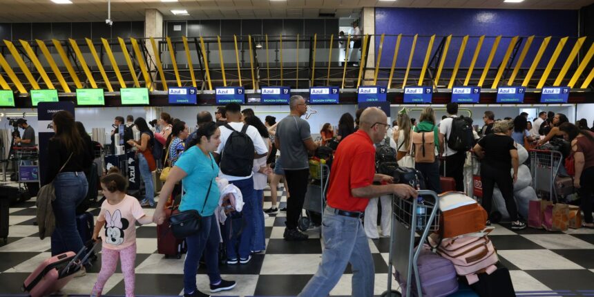 Passageiros de Congonhas relatam cansaço e falta de suporte de aéreas