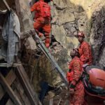 Resgatadas 17 pessoas de casarão que desabou no Rio