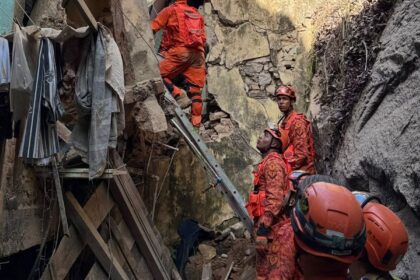 Resgatadas 17 pessoas de casarão que desabou no Rio