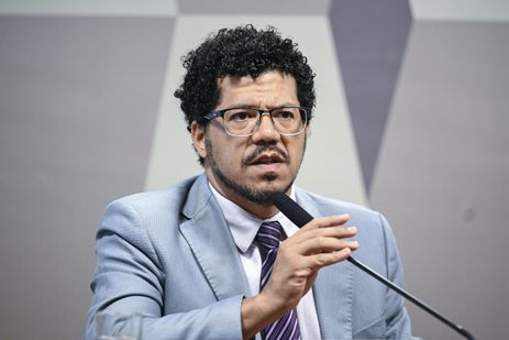 Comissão de Constituição, Justiça e Cidadania (CCJ) promove audiência pública interativa destinada a instruir o Projeto de Lei 5.582/2025, que estabelece o marco legal do combate ao crime organizado, definindo novas regras penais e processuais para enfrentar estruturas criminosas complexas, e atualiza dispositivos do Código Penal, da Lei de Execução Penal e de normas especiais que tratam de organizações criminosas.

À mesa, em pronunciamento, secretário nacional de Assuntos Legislativos do Ministério da Justiça e Segurança Pública, Marivaldo de Castro Pereira.

Foto: Edilson Rodrigues/Agência Senado