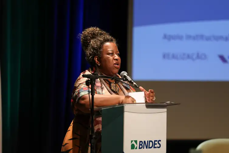 Rio de Janeiro (RJ), 15/12/2025 – A ministra dos Direitos Humanos e da Cidadania, Macaé Evaristo durante abertura do seminário Democracia e Direitos Humanos: empresas juntas por um Brasil mais igualitário, na sede do BNDES, no centro do Rio de Janeiro. Foto: Tomaz Silva/Agência Brasil