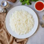 Com arroz, feijão, ovos e alguns legumes, dá para montar refeições completas e variadas sem pesar no bolso