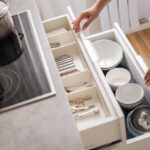 Soluções simples de organização e uso inteligente do espaço deixam a cozinha funcional sem quebrar nada
