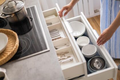 Soluções simples de organização e uso inteligente do espaço deixam a cozinha funcional sem quebrar nada