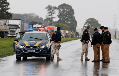 Reuters/Rodolfo Buhrer/Direitos reservados Bloqueio de caminhões em rodovias federais em Curitiba.