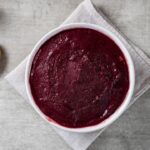 Imagem de uma tigela de açaí puro visto de cima