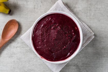 Imagem de uma tigela de açaí puro visto de cima