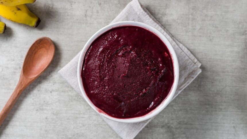 Imagem de uma tigela de açaí puro visto de cima